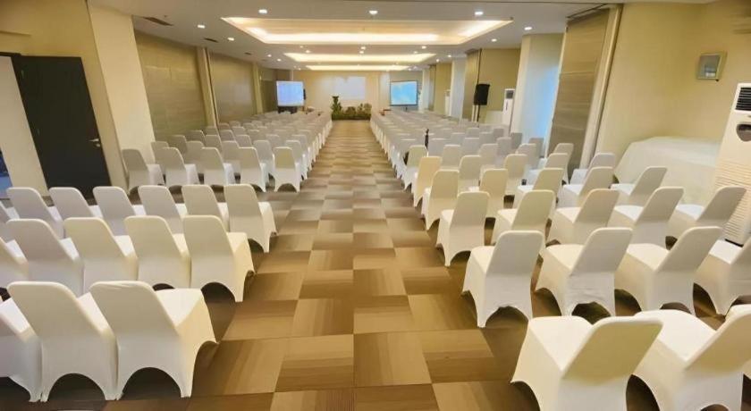Amaris Hotel Амбон Экстерьер фото