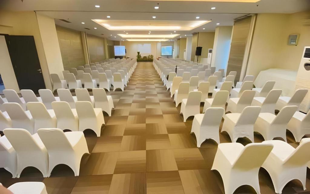 Amaris Hotel Амбон Экстерьер фото